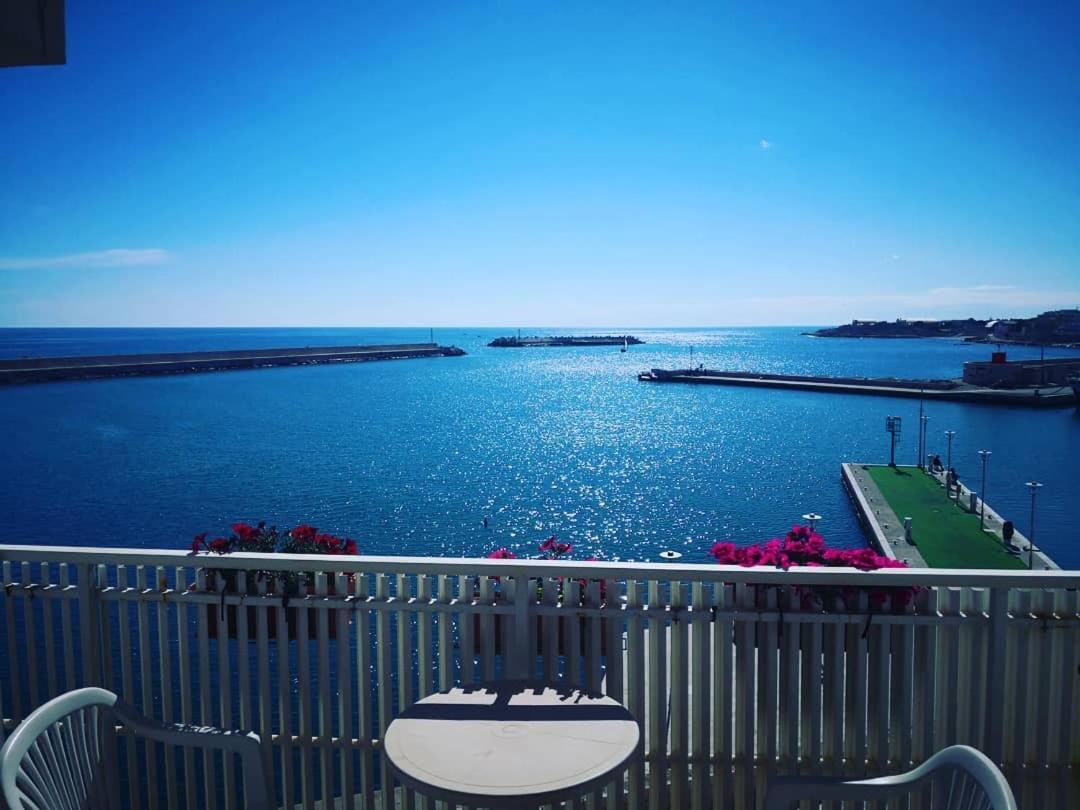 B&B La Baia Sea Rooms Бишелие Екстериор снимка